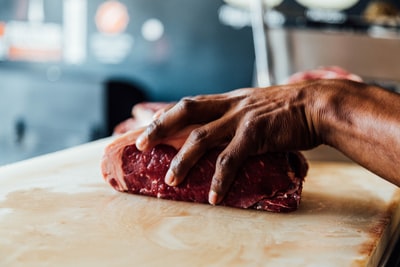 在博卡德里奥，一个手里拿着一块肉的屠夫